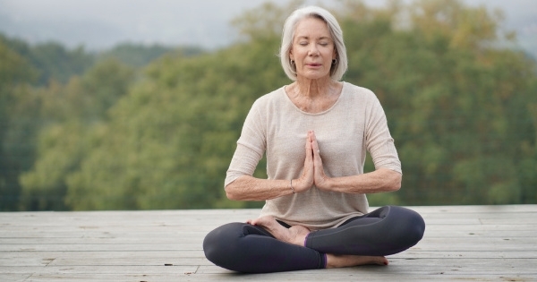 https://www.laresonline.pt/www/uploads/blogue/artigos/5-beneficios-do-yoga-para-seniores/THUMBS-600x315-ADAPTIVE/THUMBS-600x315-ADAPTIVE/5-beneficios-do-yoga-para-seniores-1.jpg